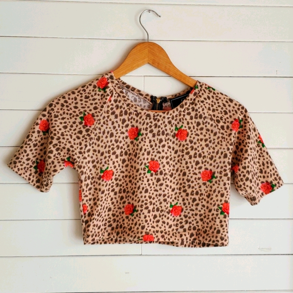 Gorgeous soft floral crop zipper back t